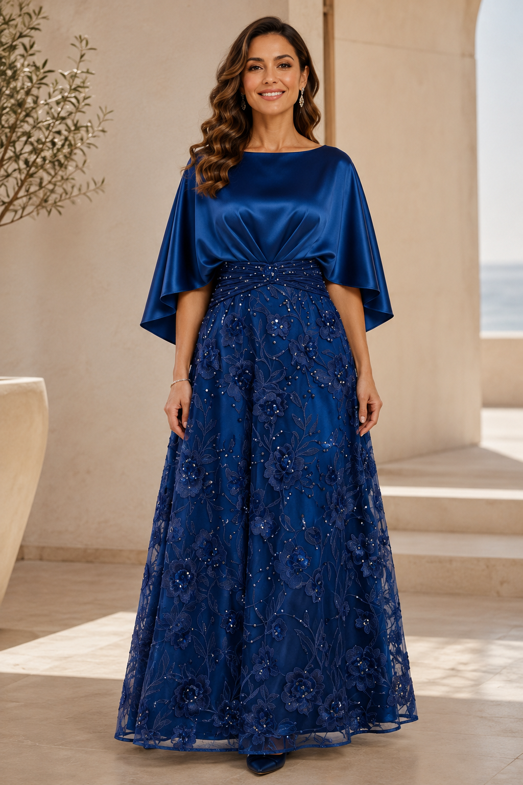 Vestido de Noche en Satén y Encaje Floral con Manga de Capa y Corte Evasé