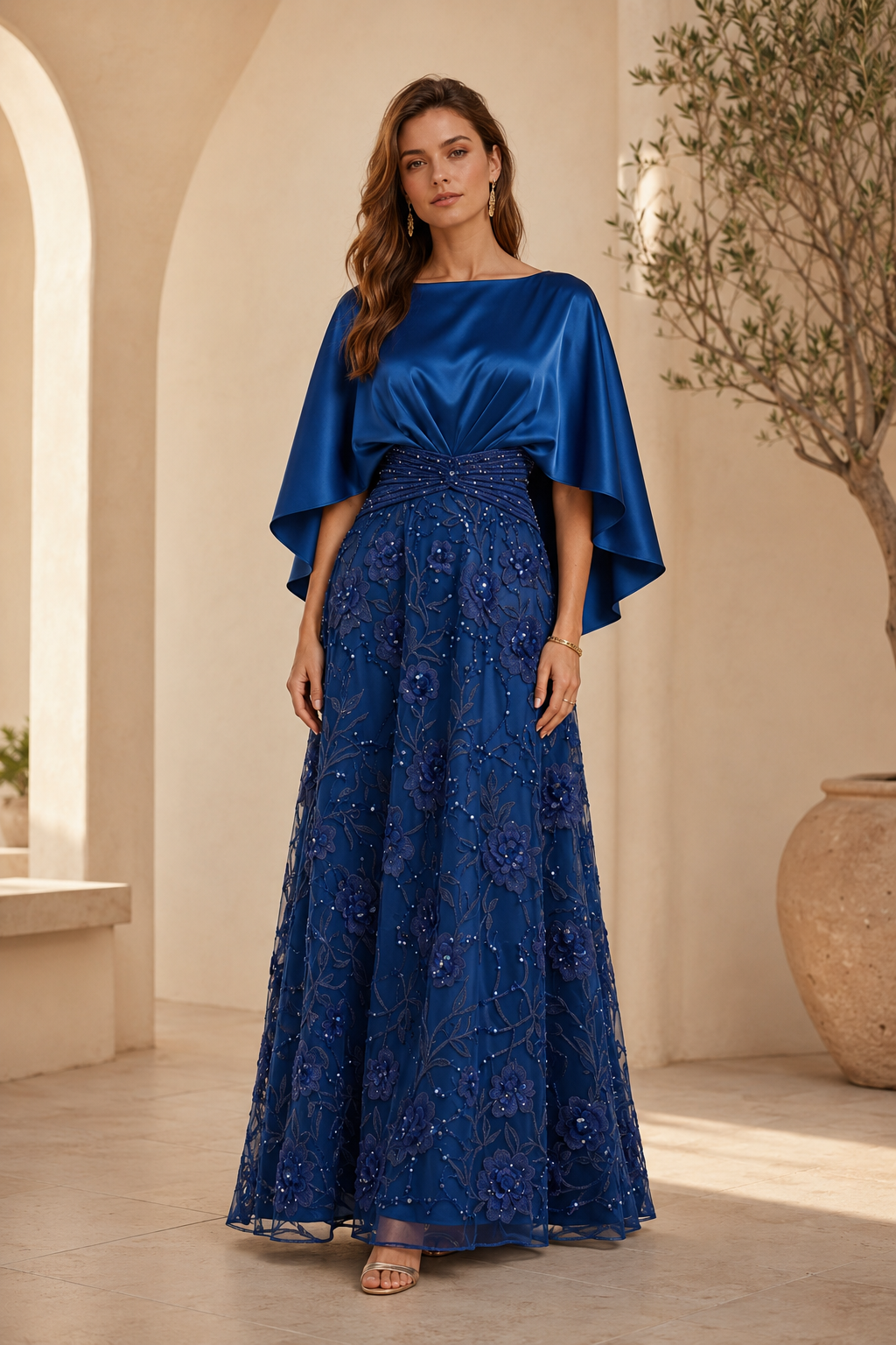 Vestido de Noche con Cuerpo de Capa de Satén y Bordados Florales