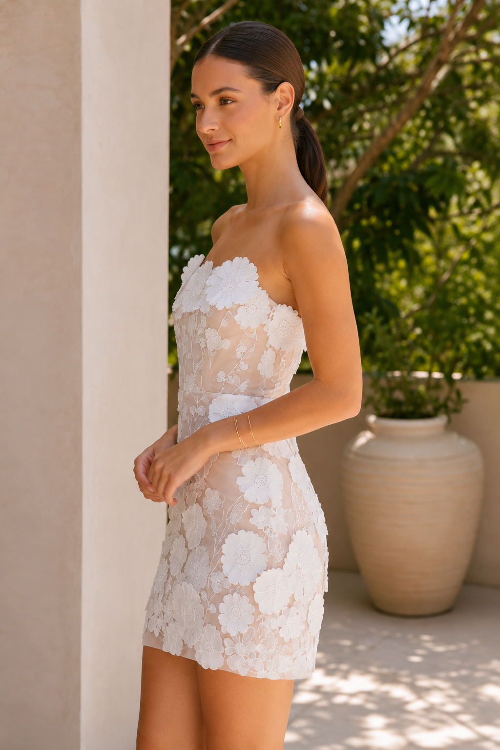 Minivestido sin tirantes con apliques florales 3D