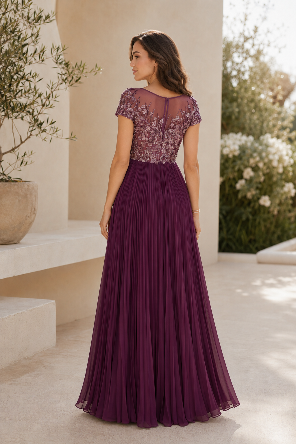 Vestido largo plisado con apliques florales y escote ilusión