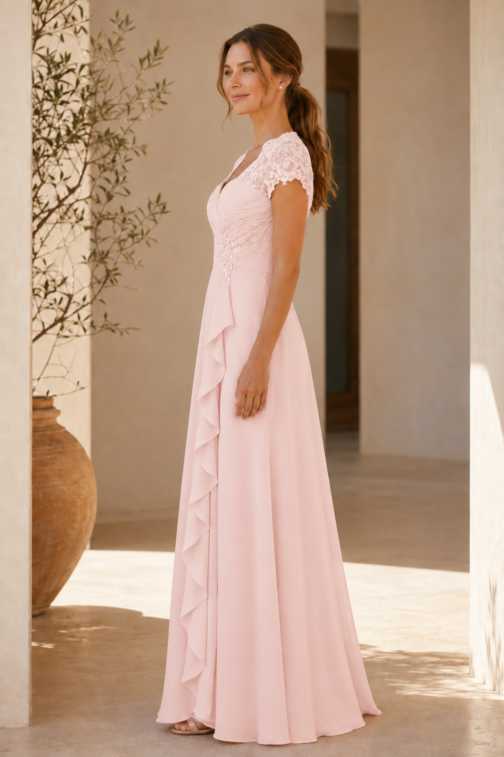 Vestido largo fruncido con volantes y mangas de encaje