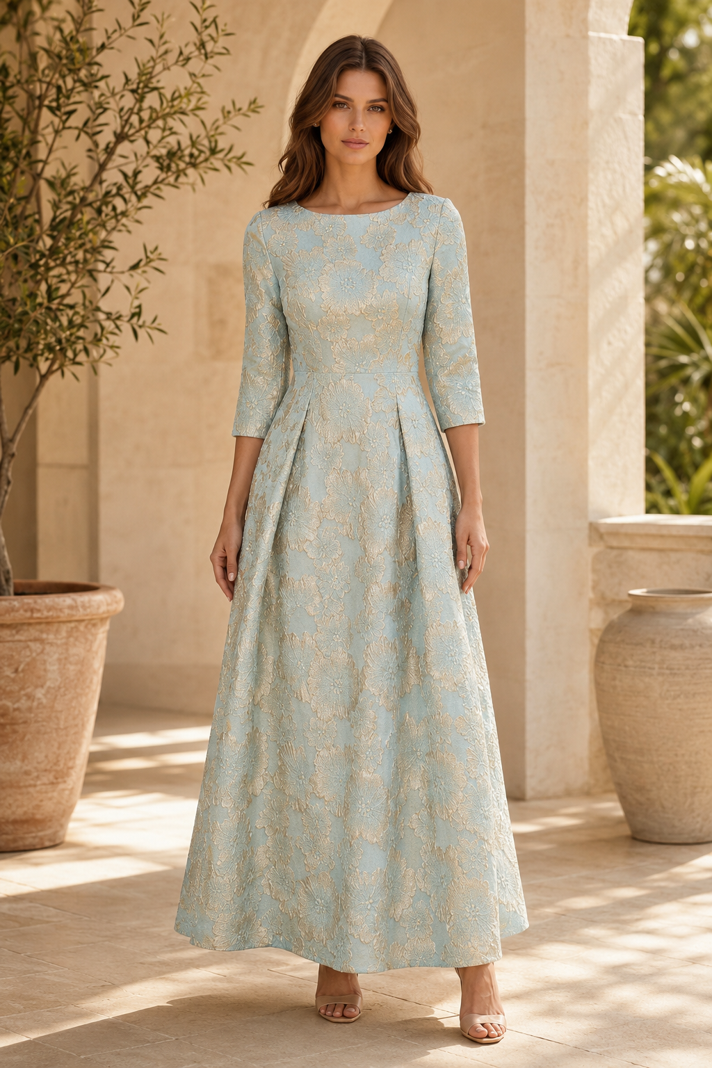 Vestido maxi línea A de brocado con cuello barco y manga 3/4