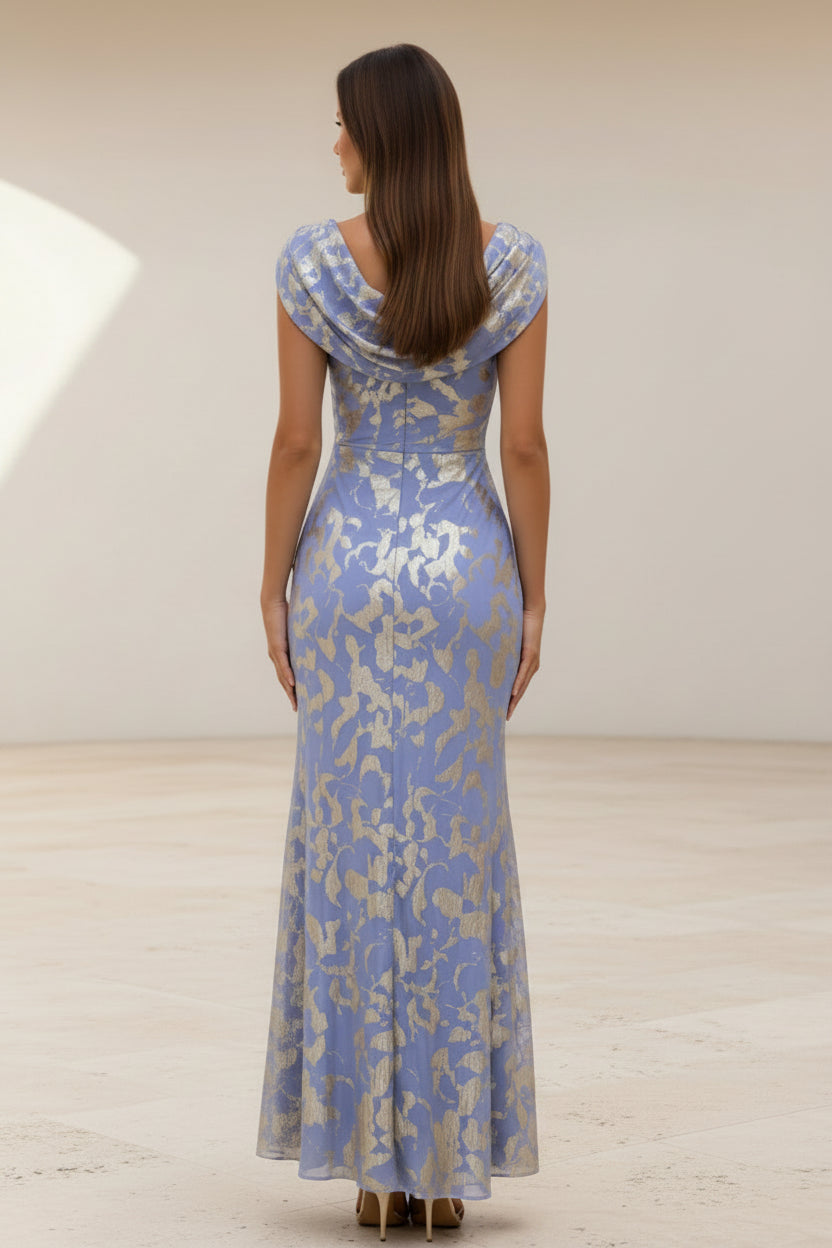 Vestido de noche drapeado metálico con cuello vuelto