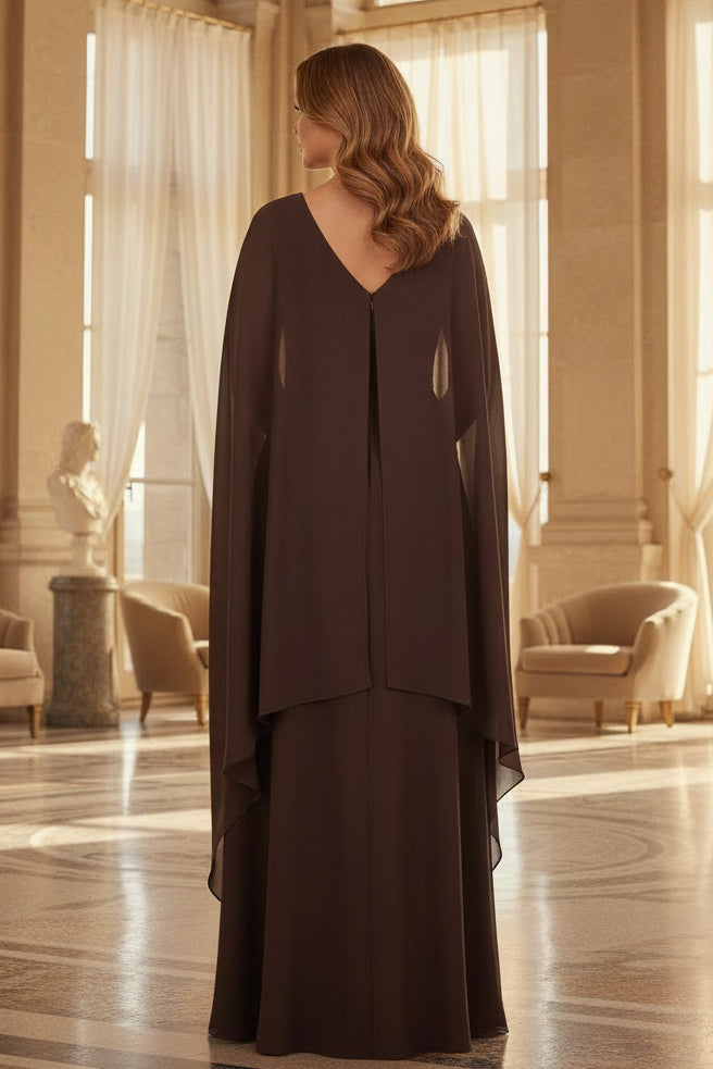 Elegante vestido de noche acampanado con mangas tipo capa