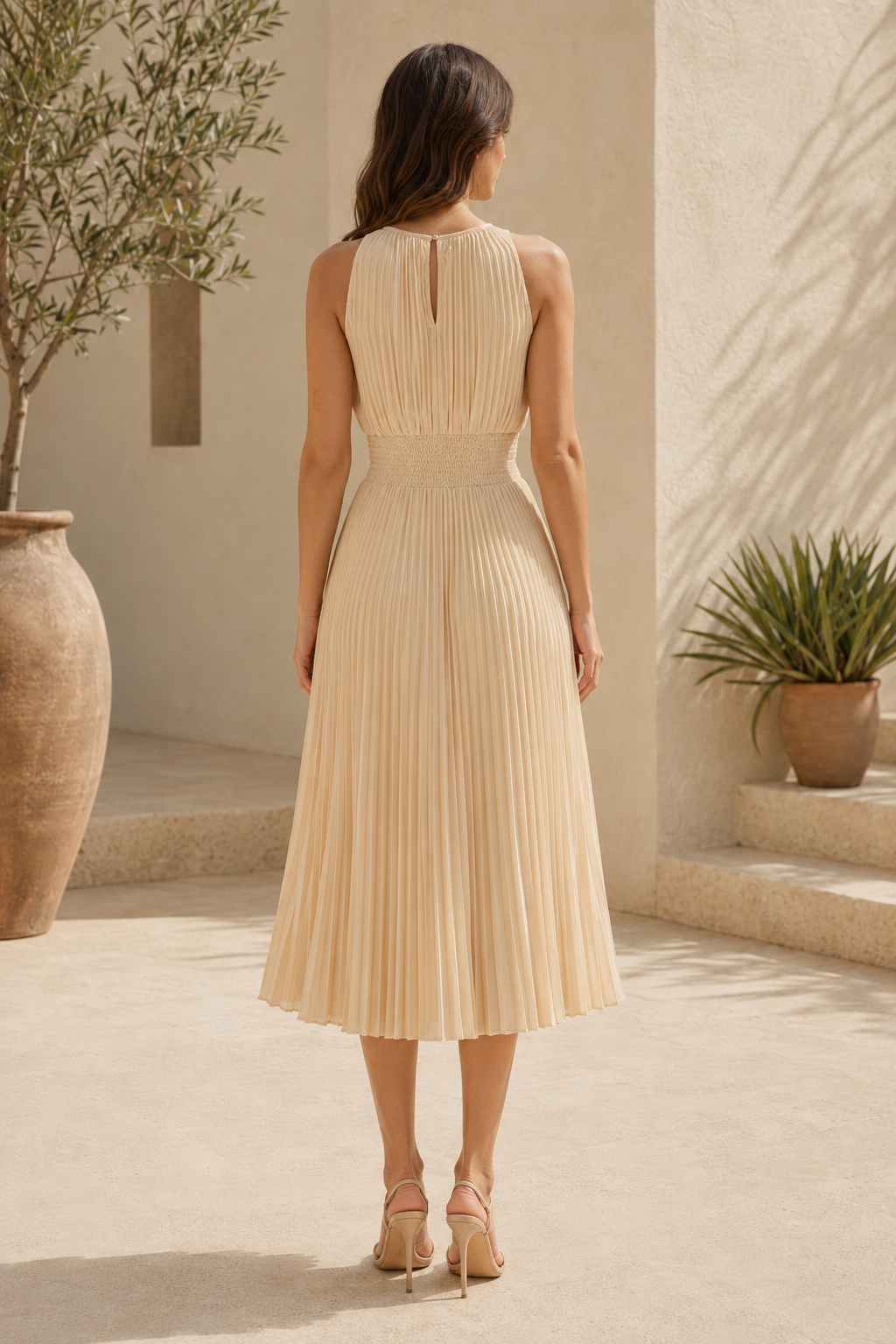 Vestido midi plisado con cuello halter y cintura fruncida