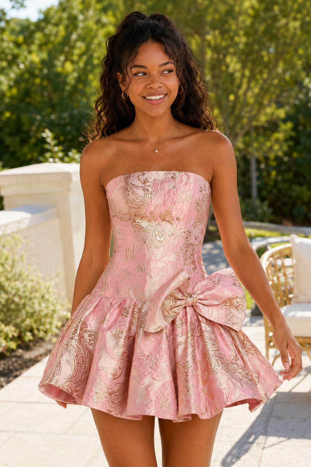 Minivestido jacquard plisado sin tirantes con lazo
