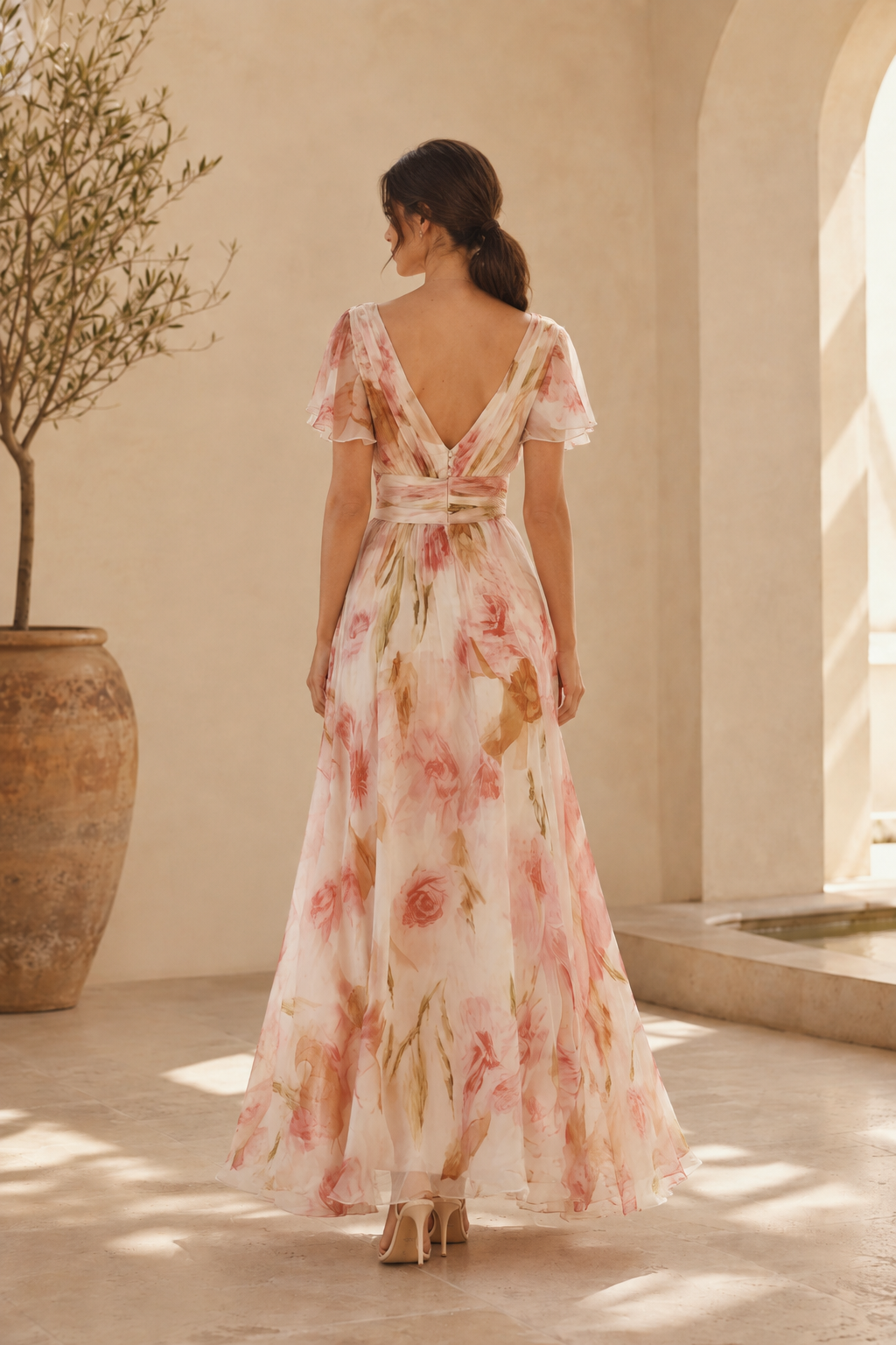 Vestido largo con escote en V, estampado floral y mangas con volantes