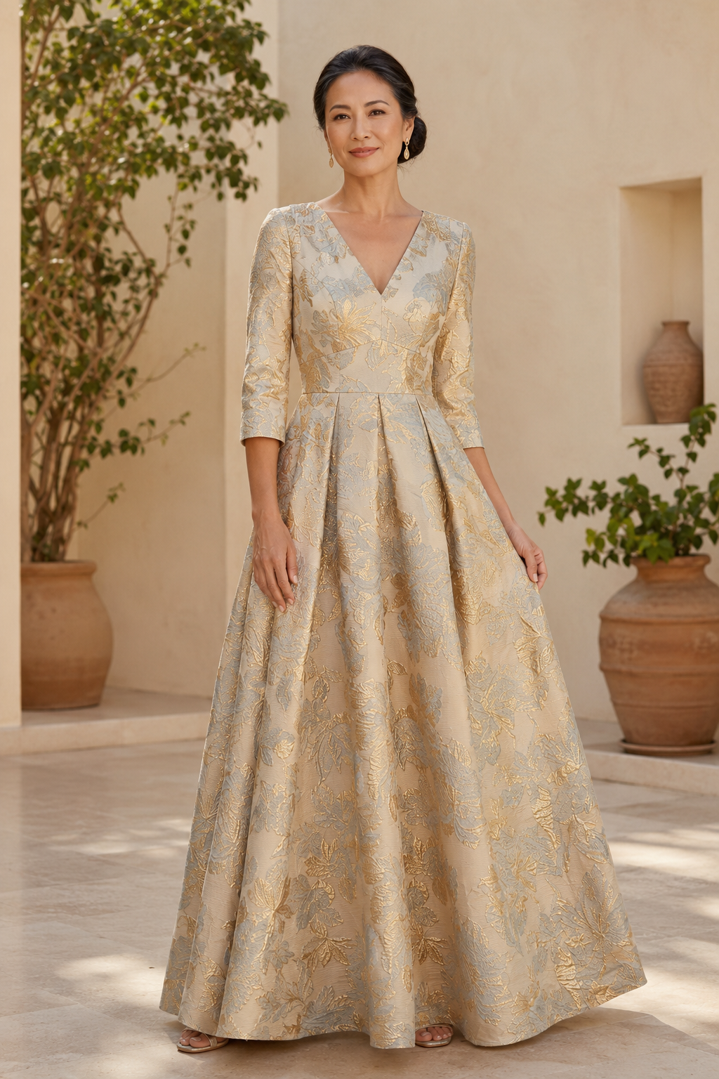 Vestido con vuelo en jacquard floral con espalda en V y manga tres cuartos