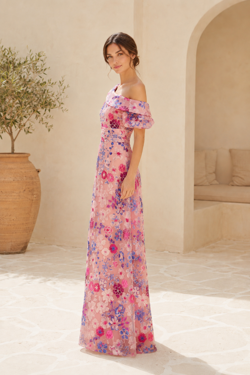 Vestido de noche de corte en A con un solo hombro y bordado floral