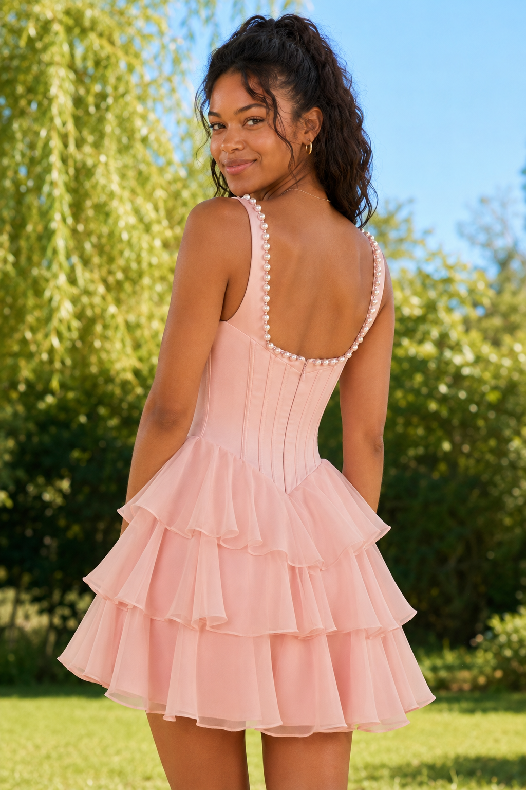 Minivestido con corsé con adornos de perlas y volantes escalonados