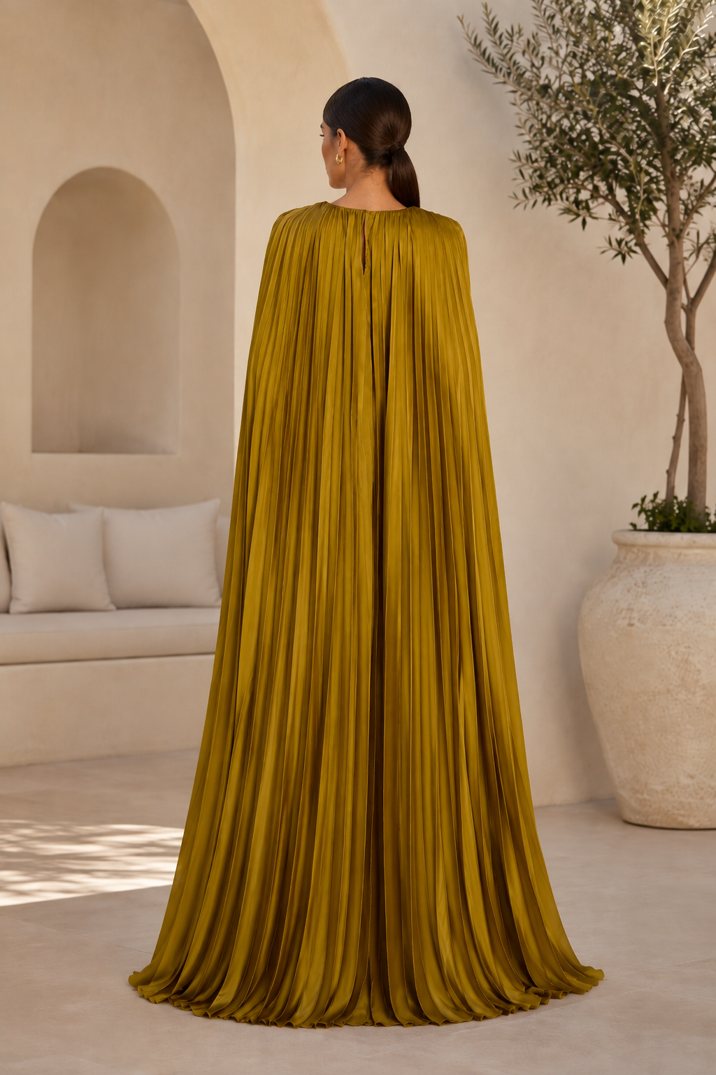 Vestido de noche de satén plisado con capa y escote en pico pronunciado