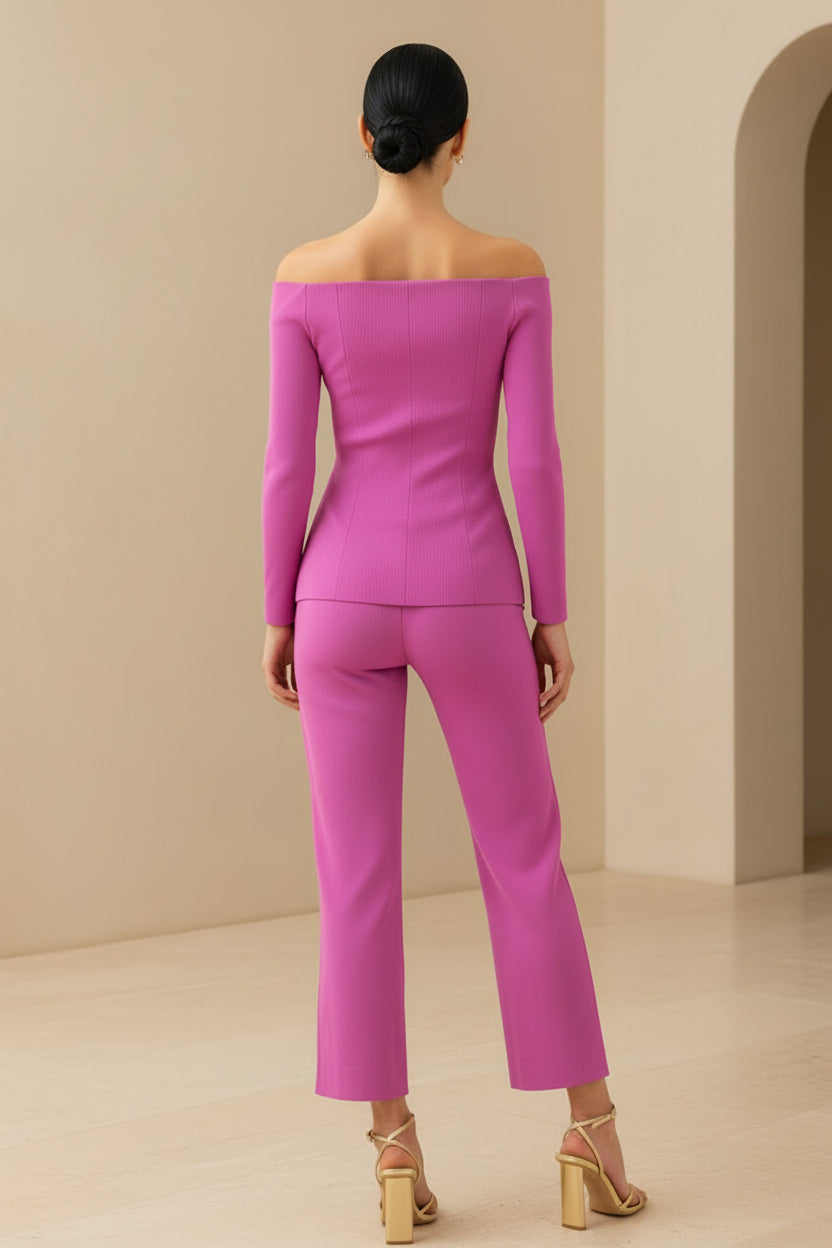 Elegante conjunto de dos piezas con pantalón y hombros descubiertos