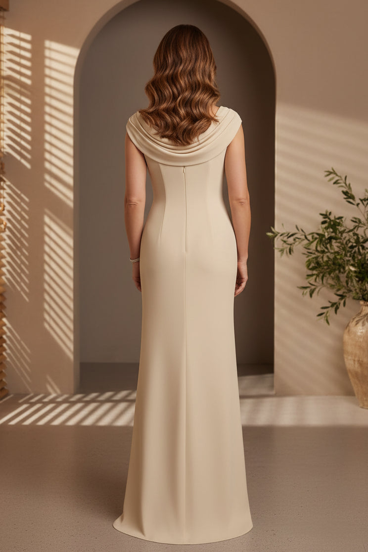 Vestido de noche de crepé con cuello desbocado y abertura alta