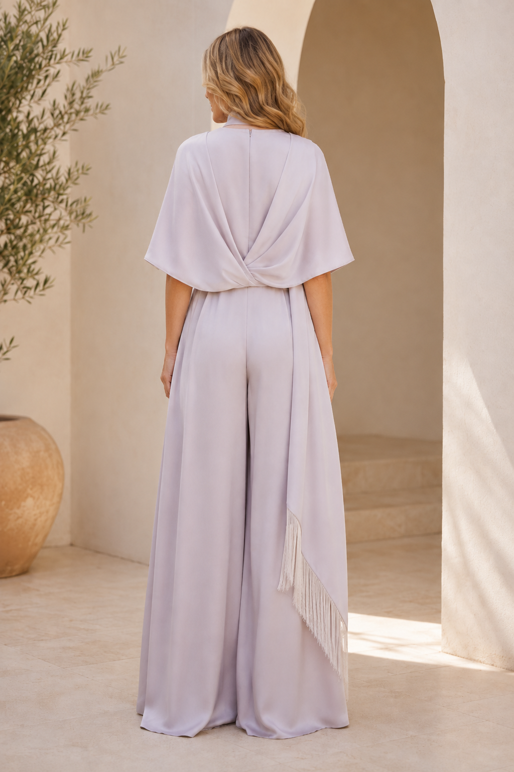 Mono de pernera ancha con pañuelo y aplique floral
