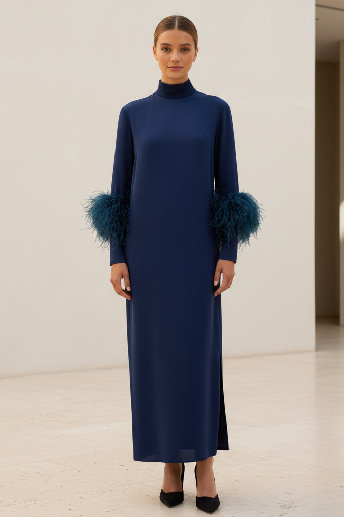 Vestido largo columna de cuello alto con puños de plumas
