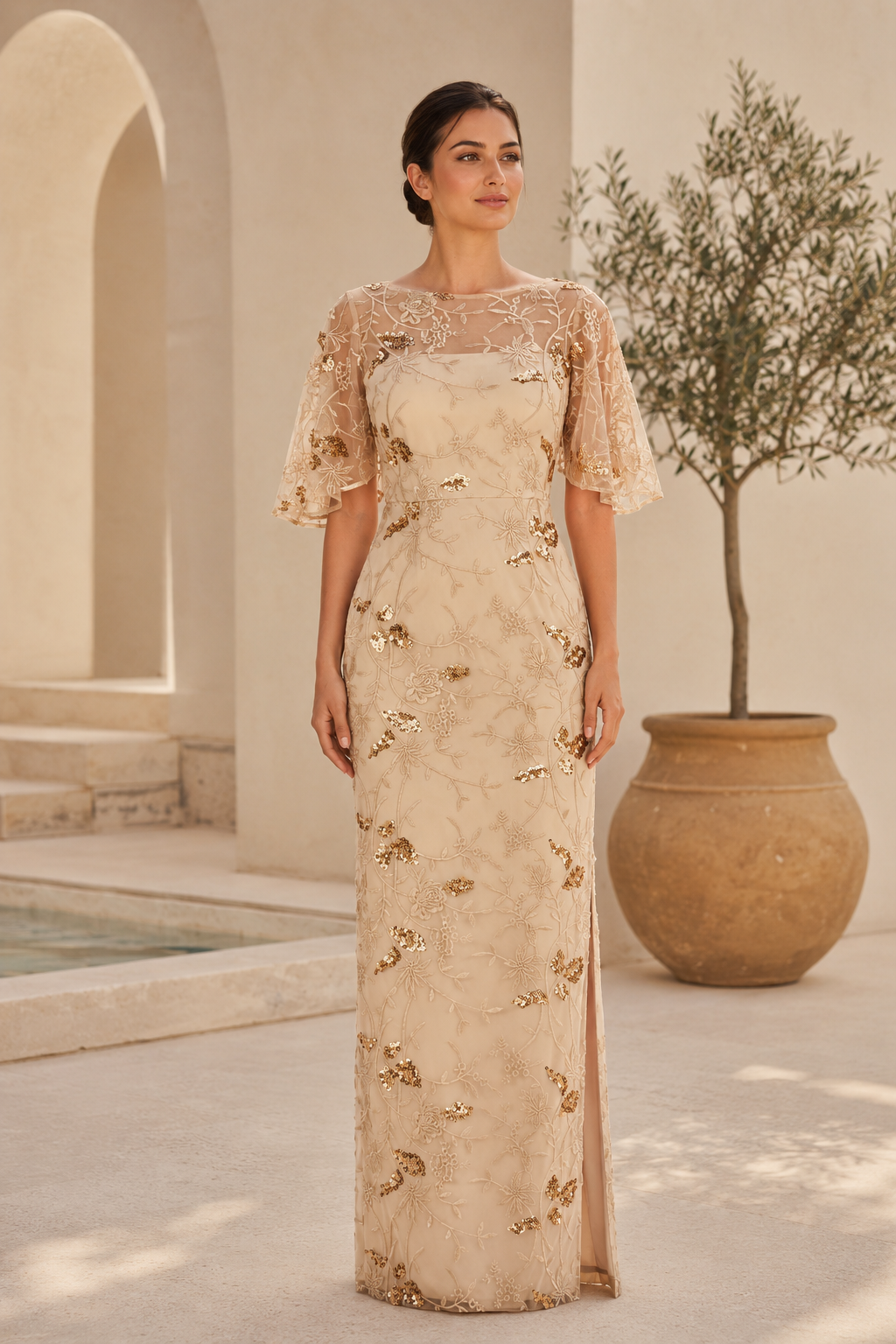 Vestido de tubo bordado con lentejuelas y escote ilusión
