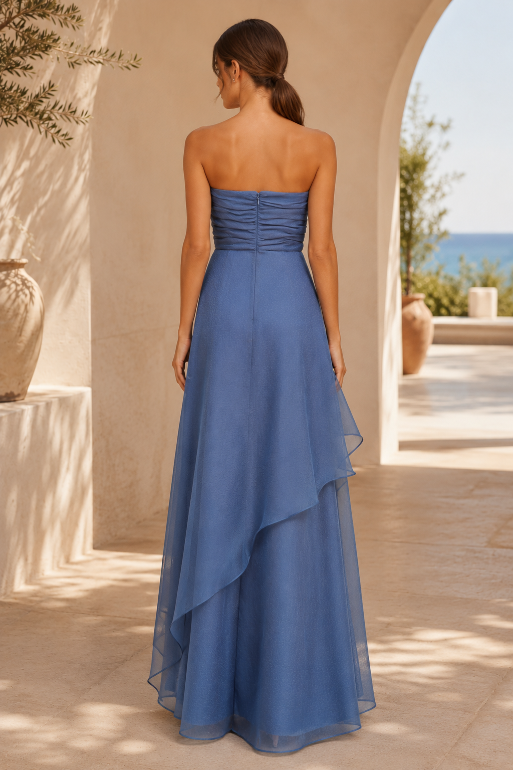 Vestido de noche maxi sin tirantes de organza con volantes