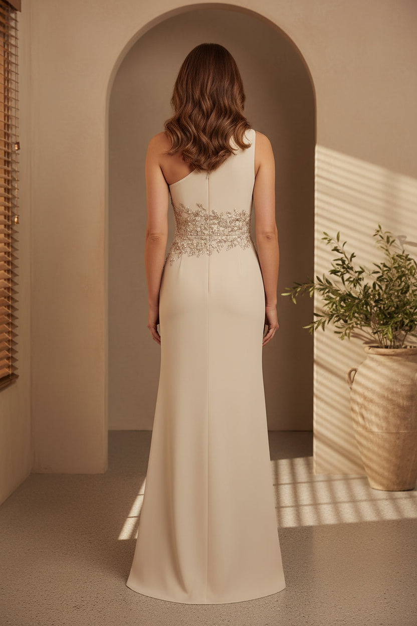 Vestido de noche de crepé con cintura de encaje y un solo hombro