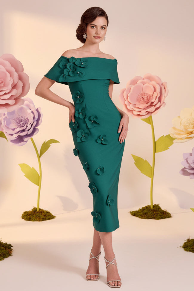 Vestido midi con diseño floral 3D y hombros descubiertos