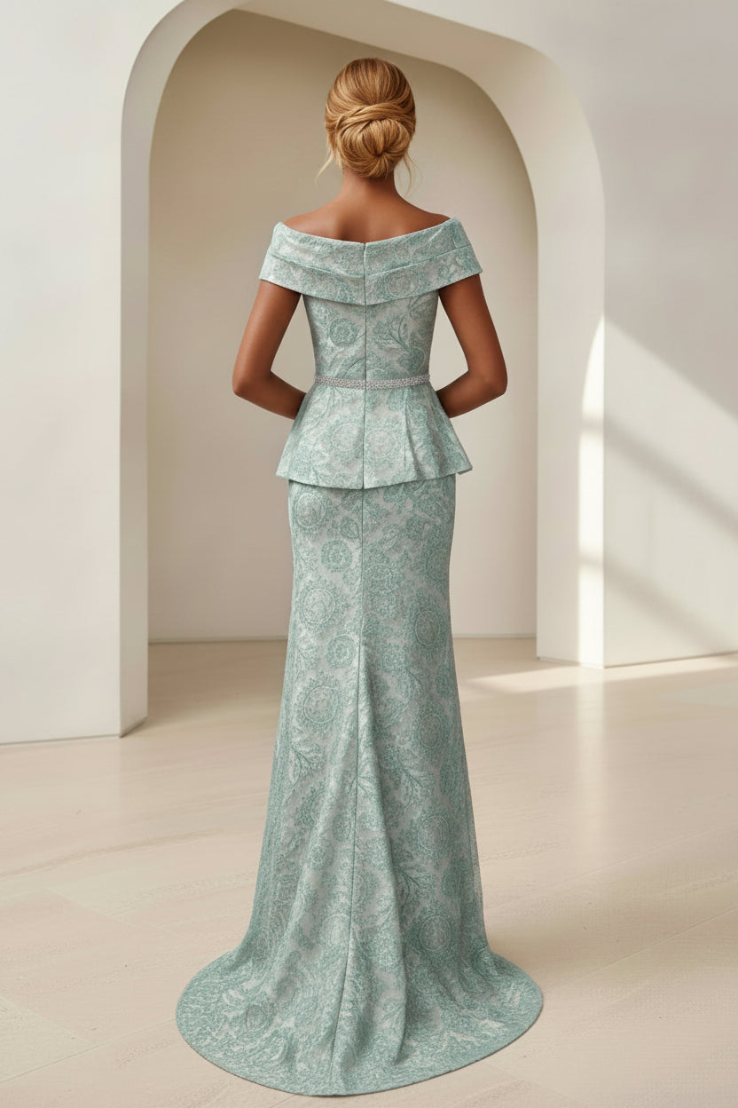 Vestido de noche de sirena con jacquard, péplum y hombros descubiertos