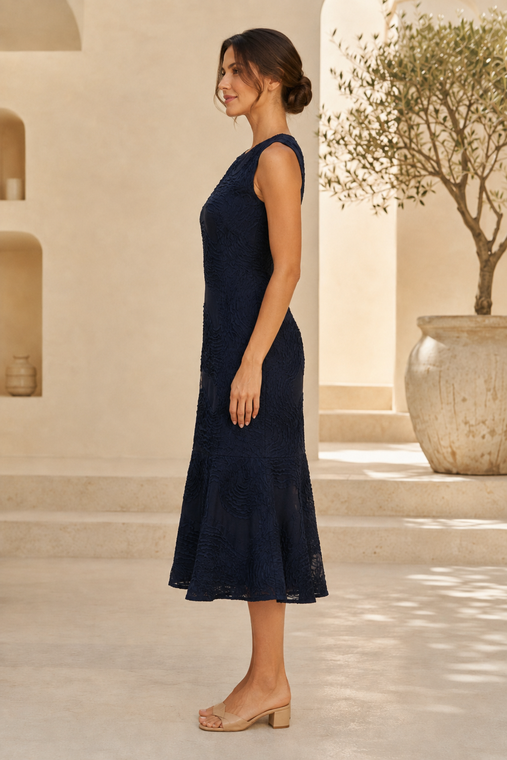 Vestido midi sin mangas de encaje texturizado con bajo con volantes