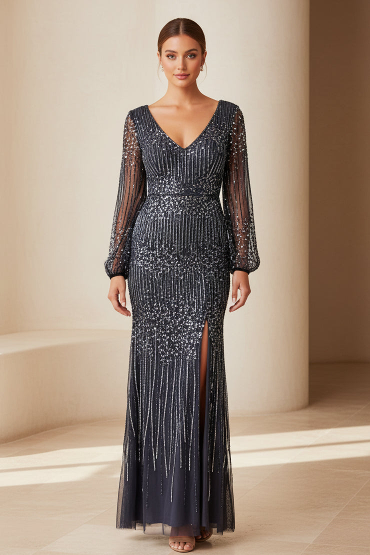 Vestido de noche largo con escote en V, manga larga y abertura, adornado con cuentas