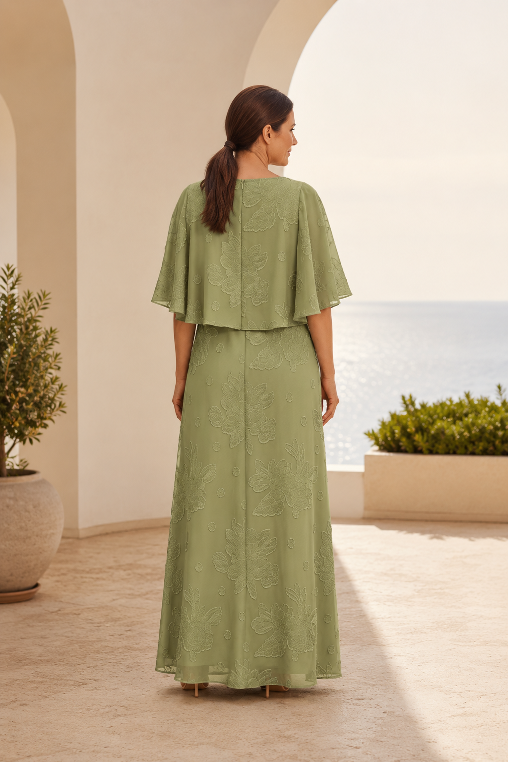 Vestido de Noche en Línea A con Textura Floral y Mangas de Capa Flutter