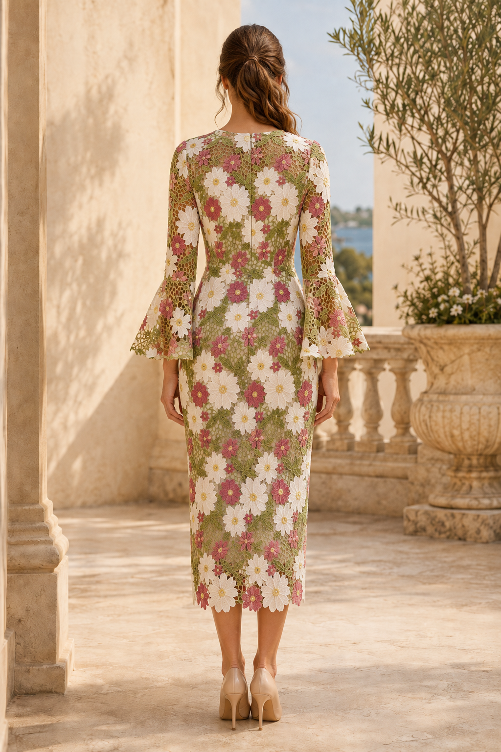 Vestido recto floral de encaje midi con mangas acampanadas