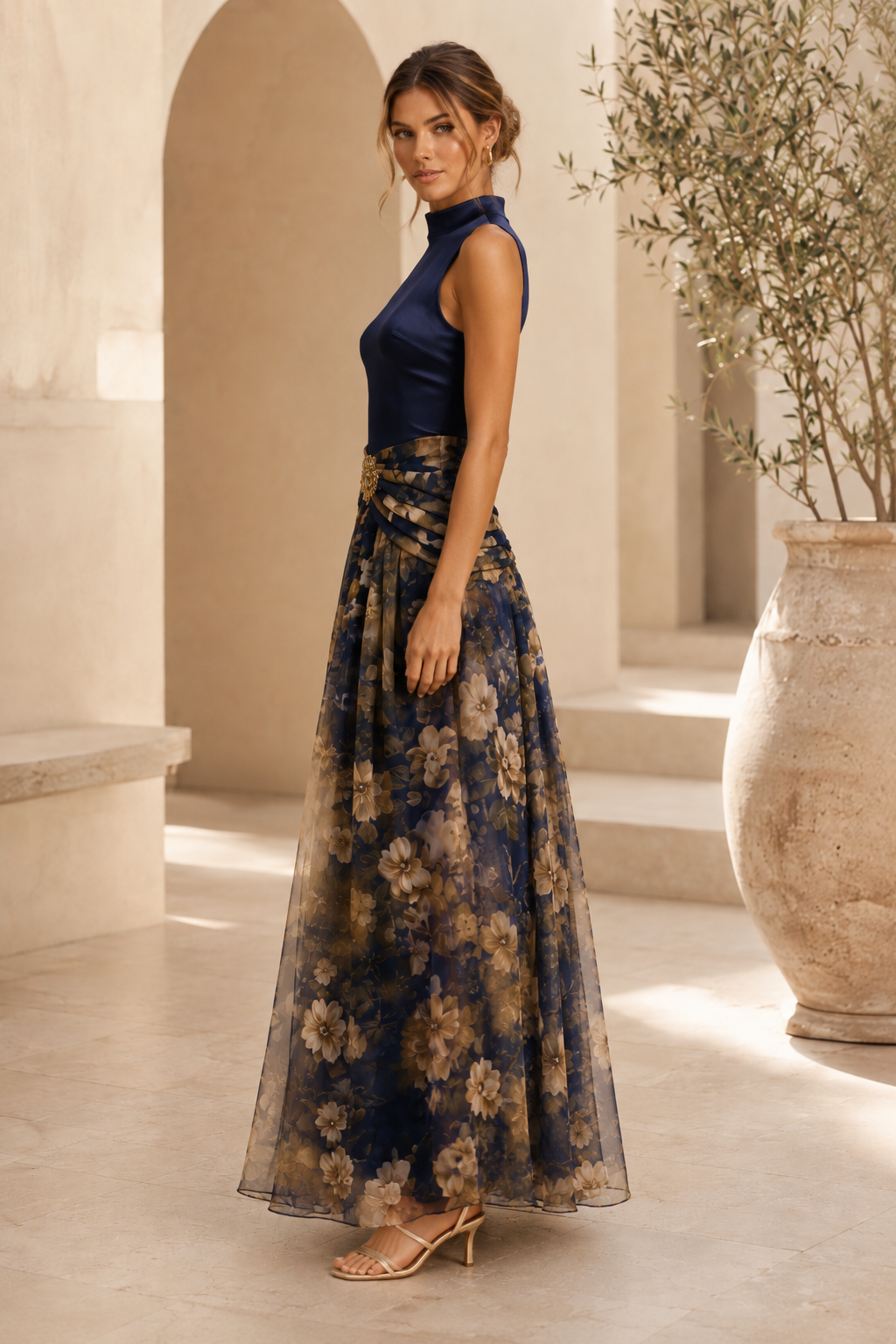 Vestido de noche acampanado con cuello alto y estampado floral