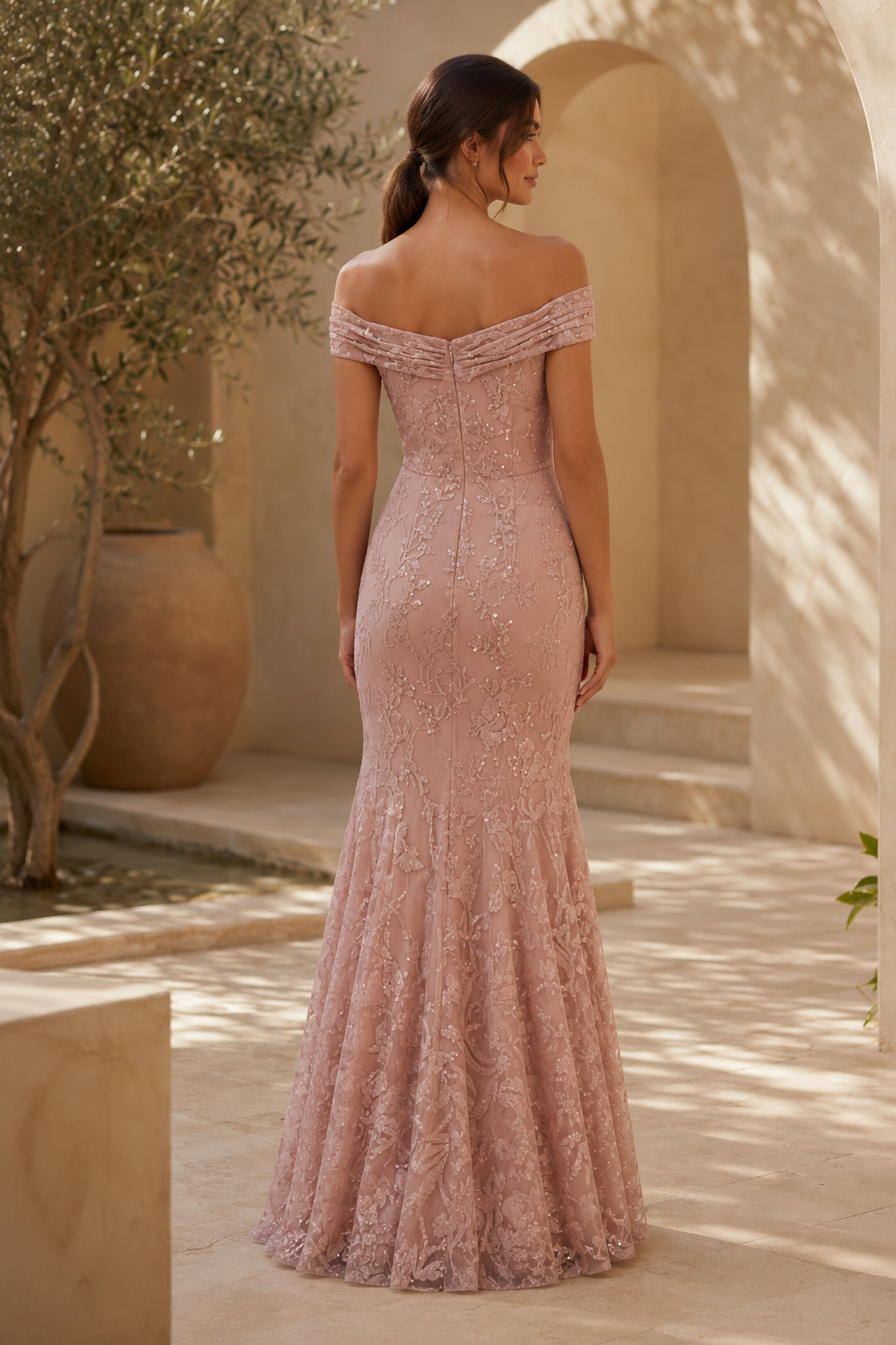 Vestido de noche sirena con encaje y hombros descubiertos