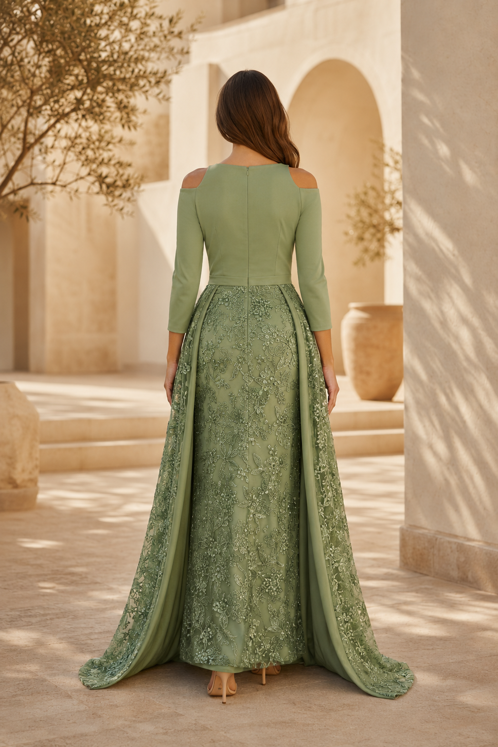 Vestido de noche de encaje con hombros descubiertos y sobrefalda