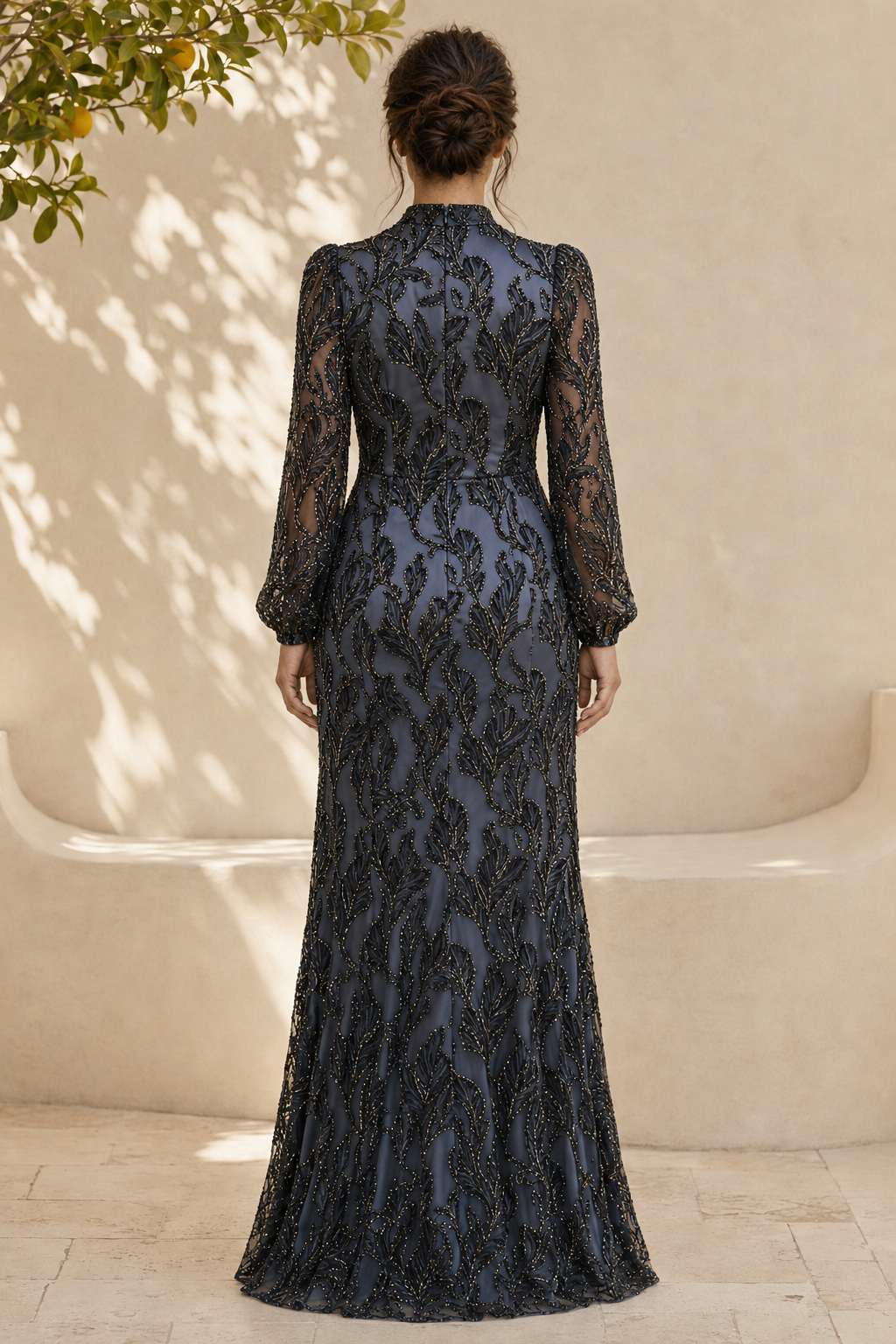 Vestido de noche de manga larga con cuello alto y cuentas