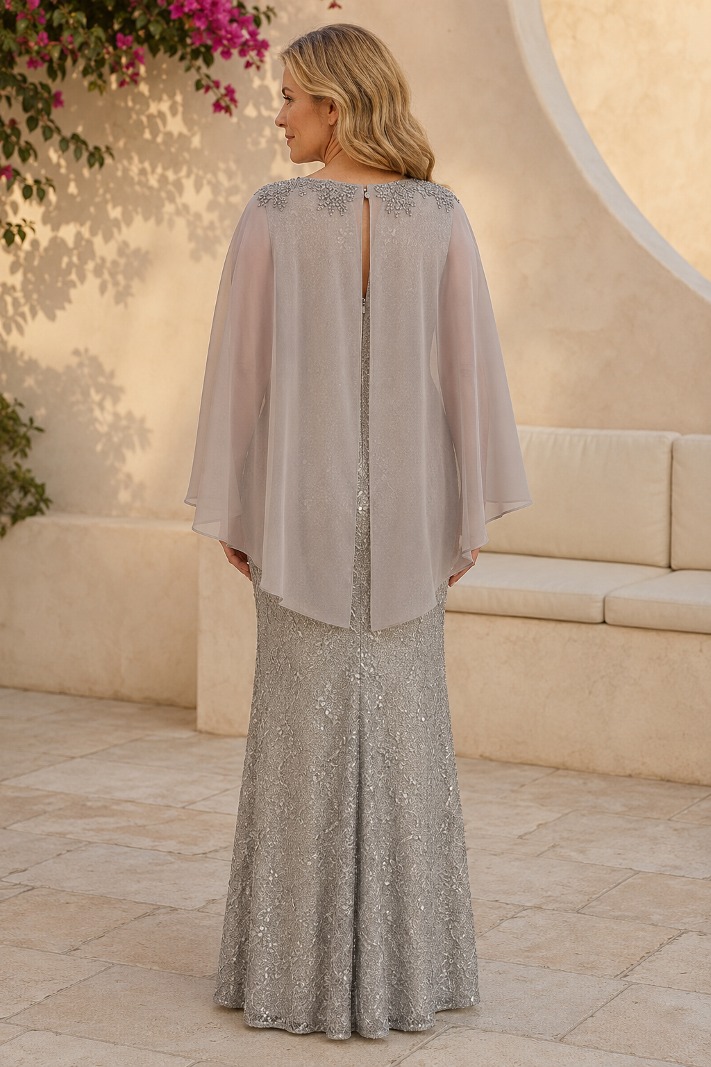 Vestido de vaina con lentejuelas y capa decorada