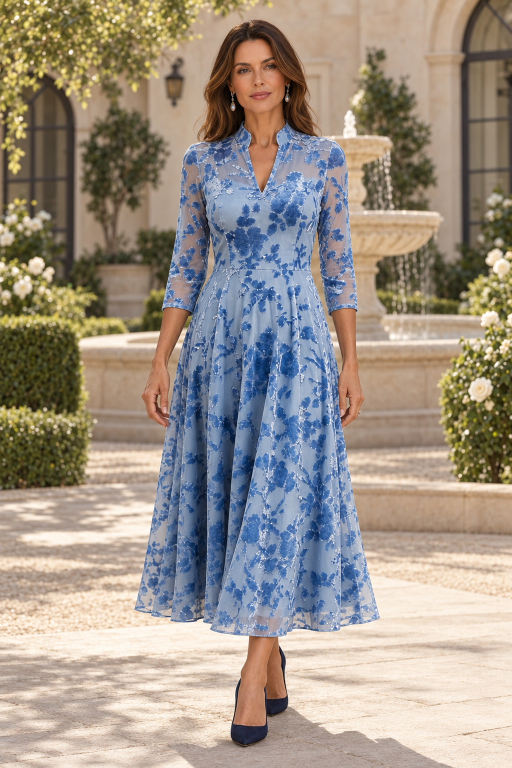 Vestido midi acampanado con cuello en V y estampado floral calado
