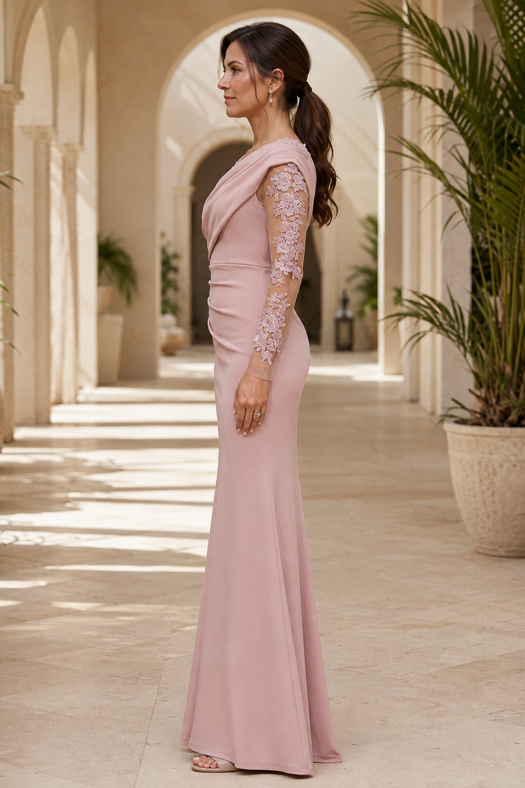 Vestido largo asimétrico con hombro caído y mangas ilusión florales