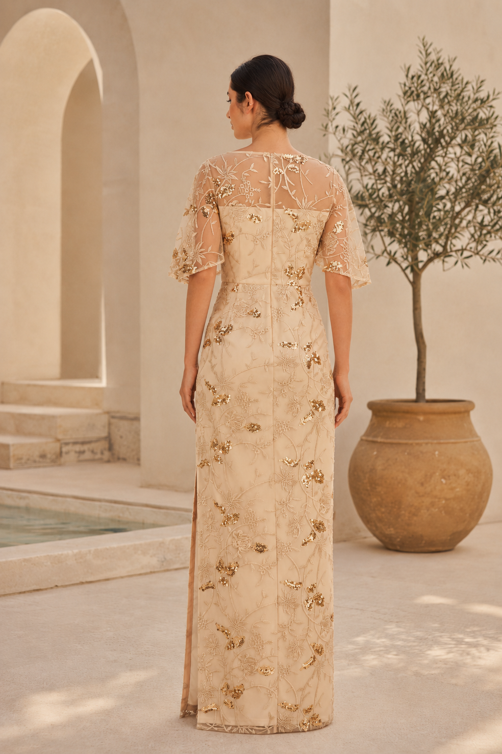 Vestido de tubo bordado con lentejuelas y escote ilusión
