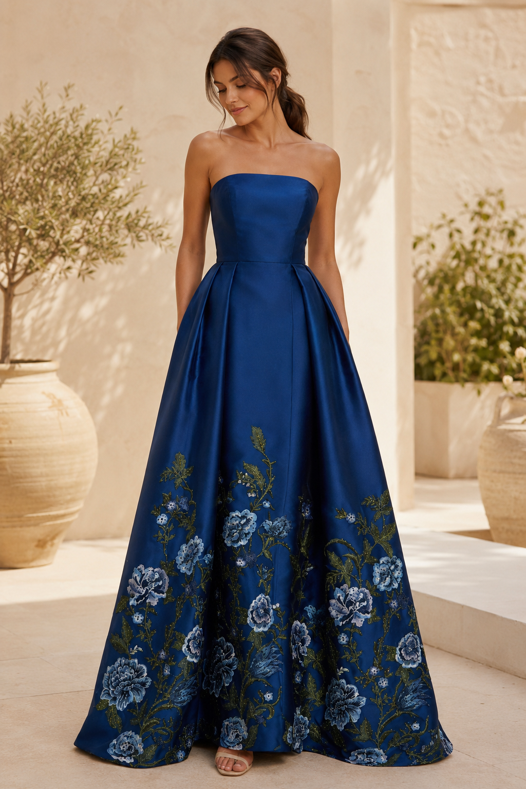 Vestido de noche de satén sin tirantes con bordado floral y corte en A
