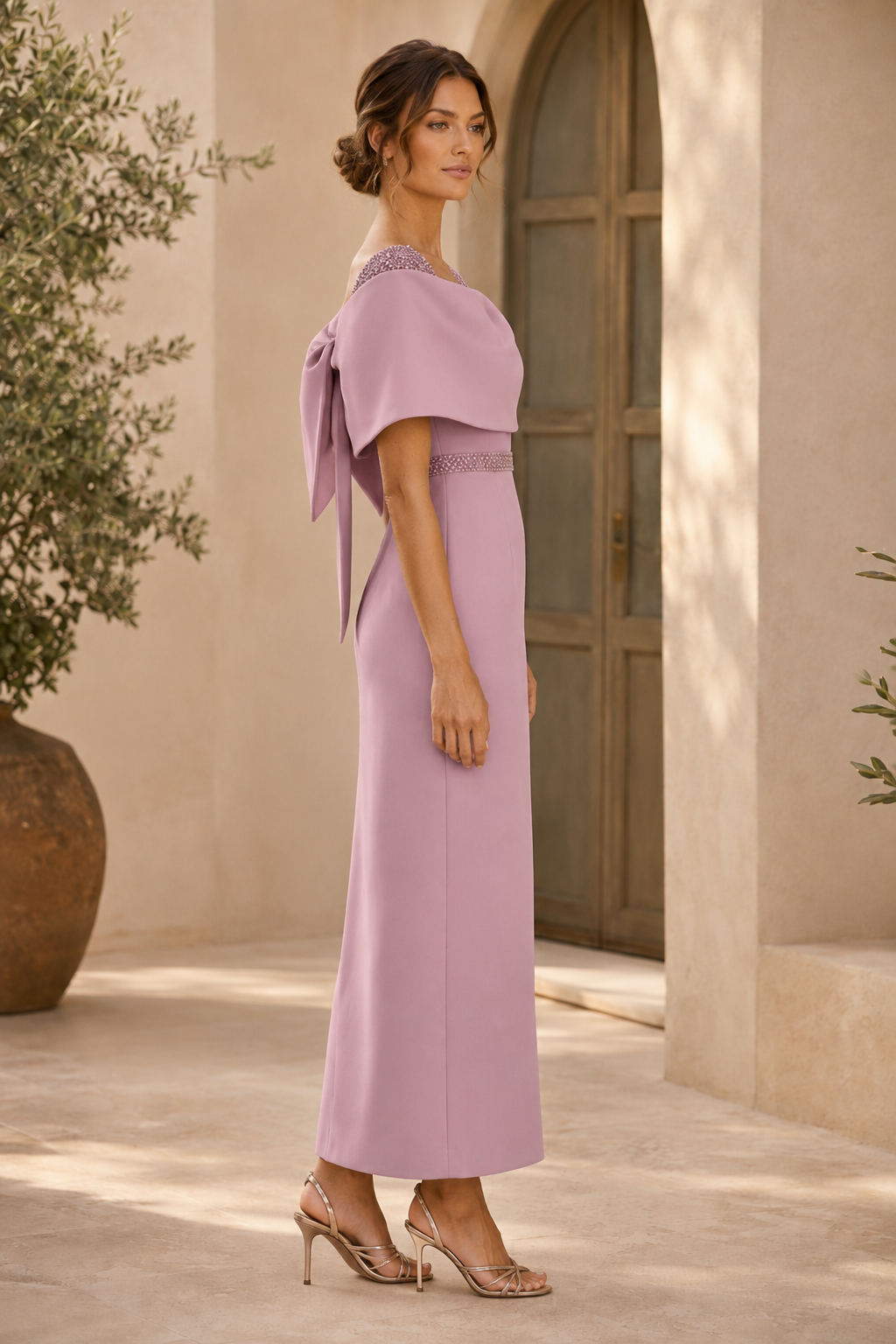 Vestido columna con espalda de lazo y cintura de cuentas