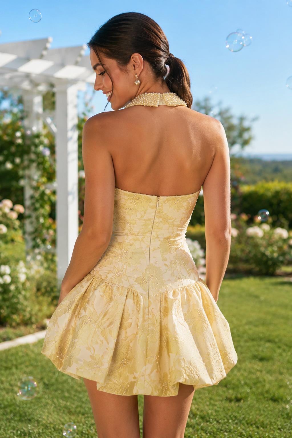 Minivestido Jacquard Tipo Burbuja con Lazo de Perlas y Cuello Halter