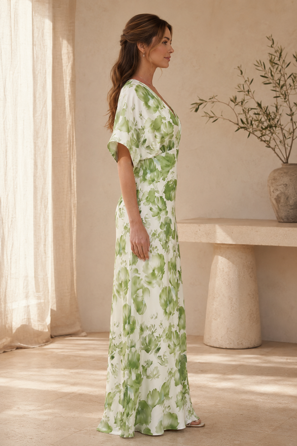 Maxivestido estampado floral con cuello en V pronunciado y mangas con volantes