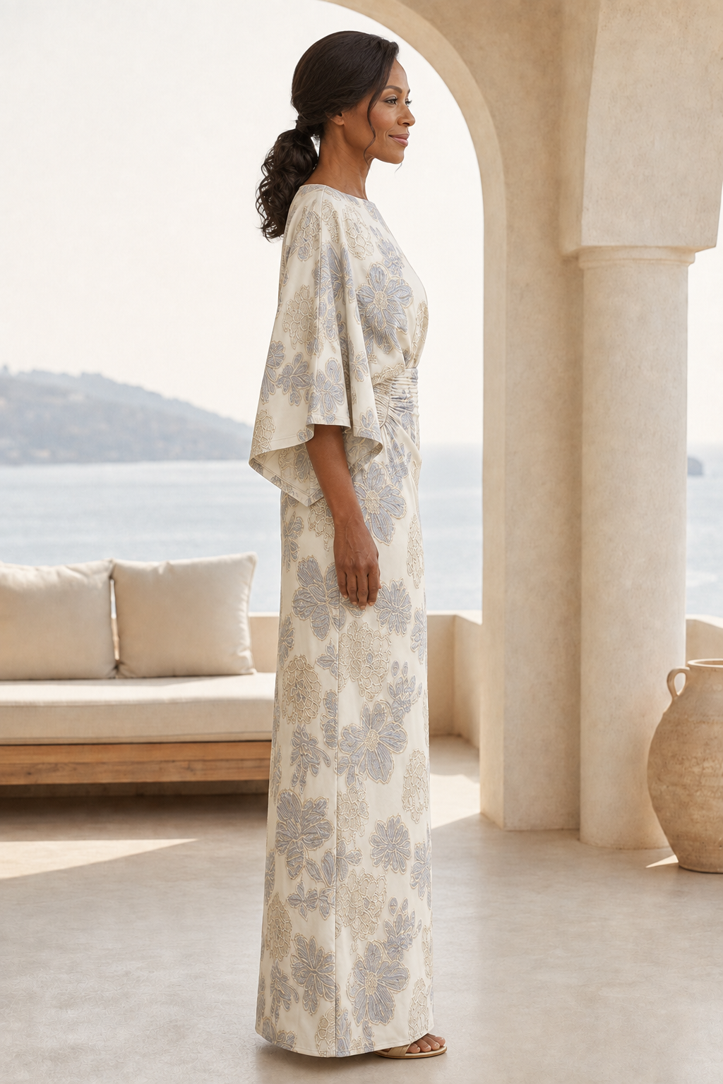 Vestido recto de jacquard floral con mangas acampanadas