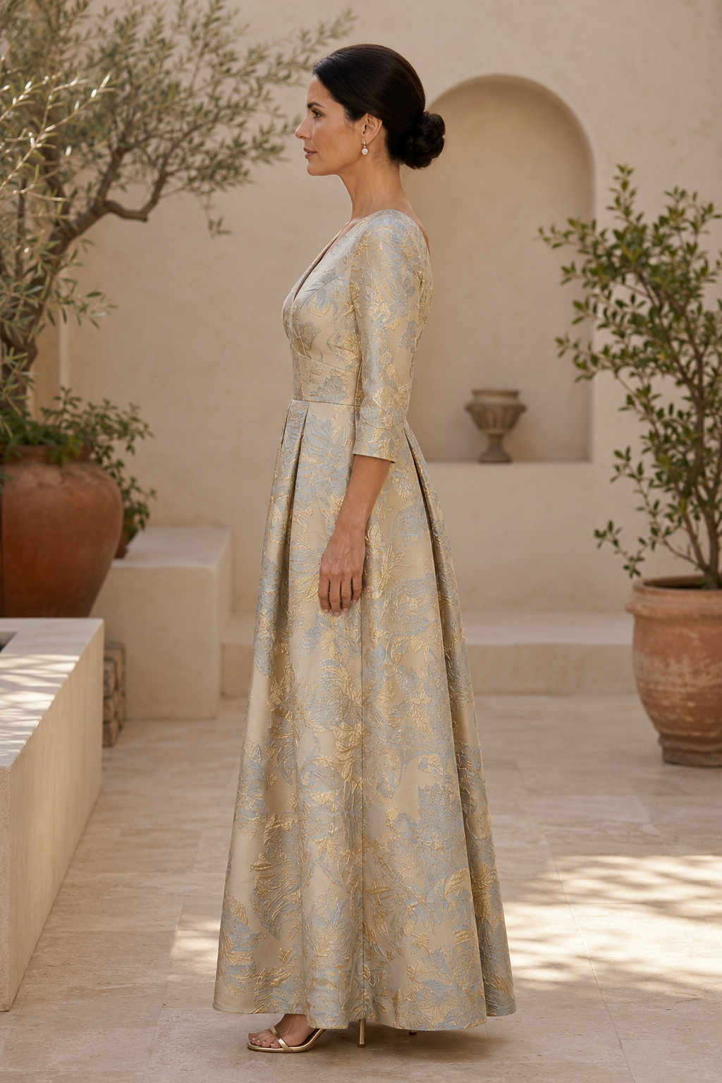 Vestido con vuelo en jacquard floral con espalda en V y manga tres cuartos