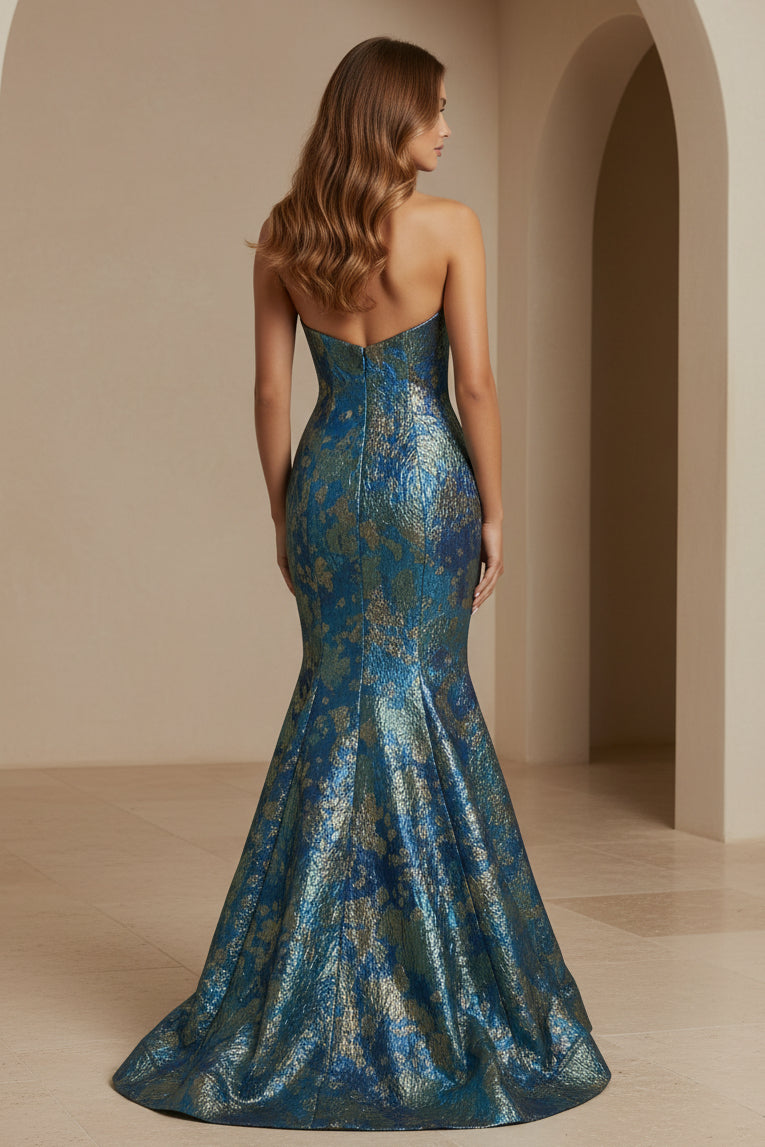 Vestido de noche de sirena de jacquard metálico sin tirantes con chal