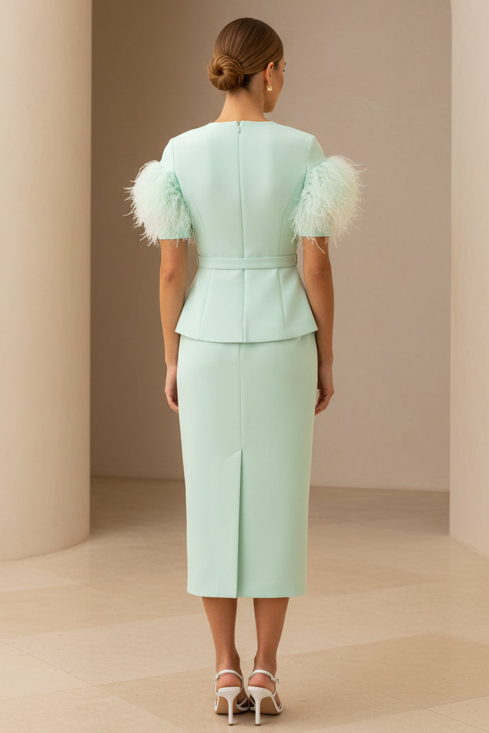 Elegante vestido midi peplum con mangas de plumas