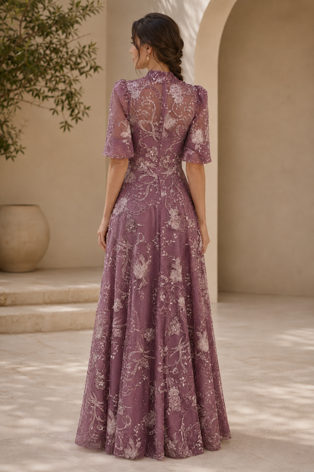 Vestido largo acampanado con cuello alto e ilusión y bordado floral