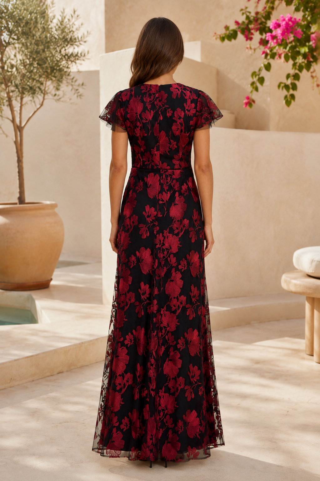 Vestido largo de malla con bordado floral y mangas mariposa