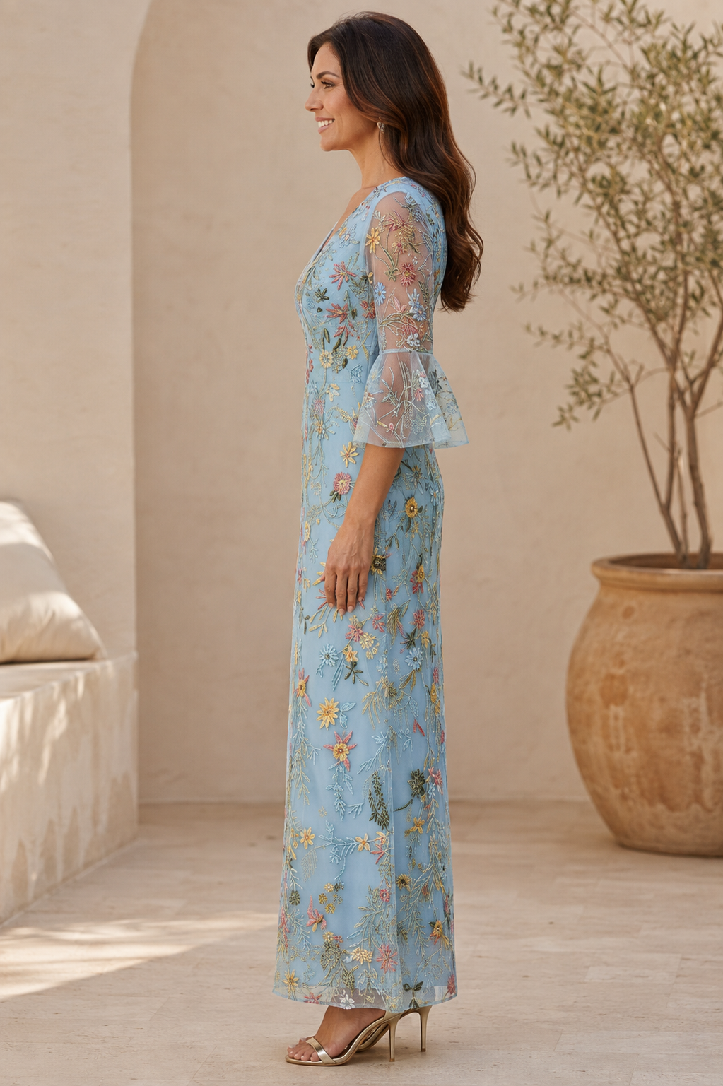 Vestido de malla con bordados florales y mangas acampanadas