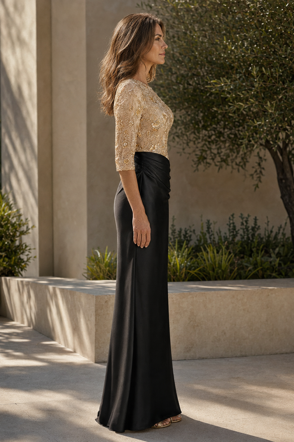 Vestido de noche largo con cuerpo bordado y manga 3/4