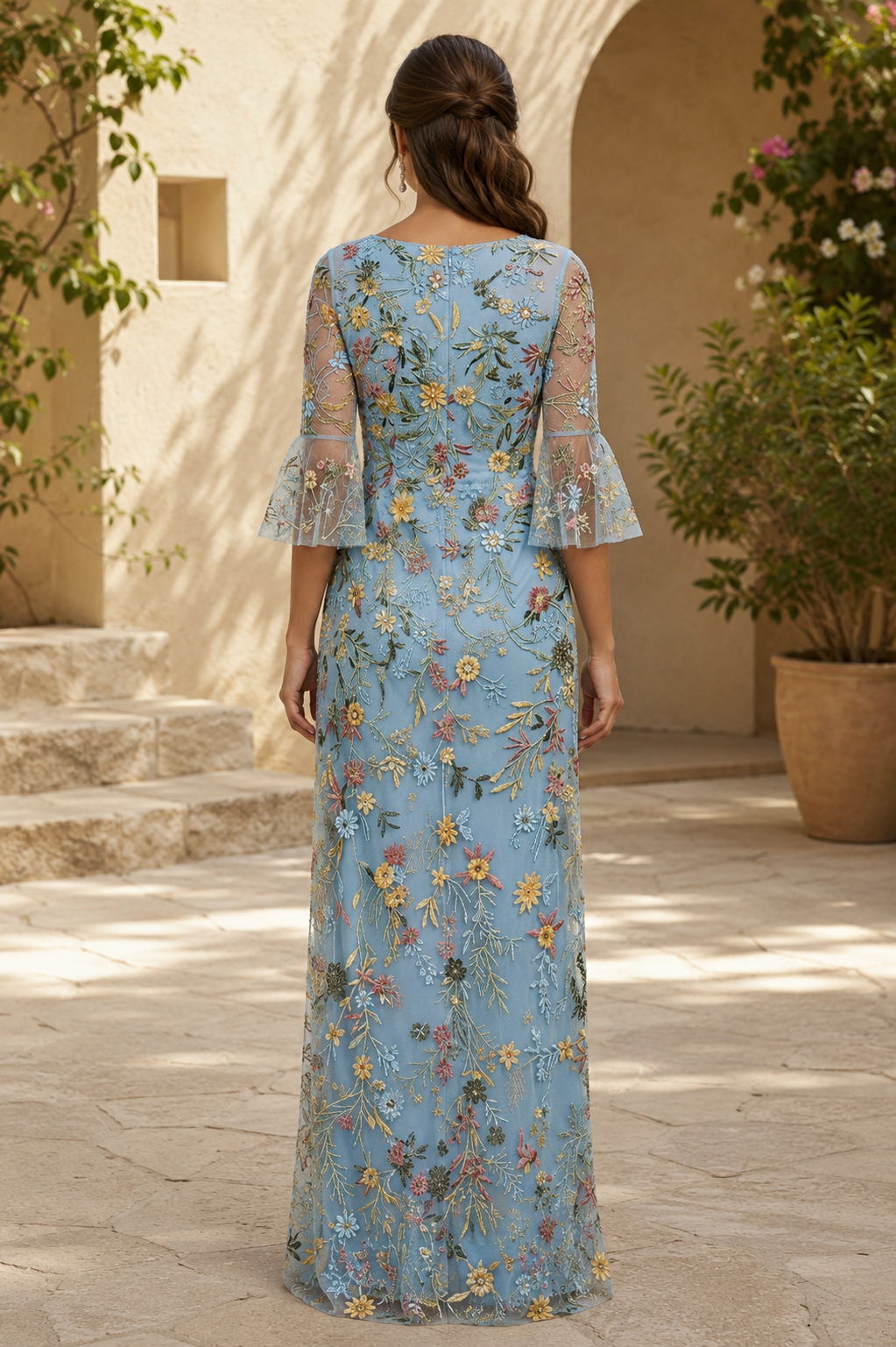Vestido de malla con bordados florales y mangas acampanadas