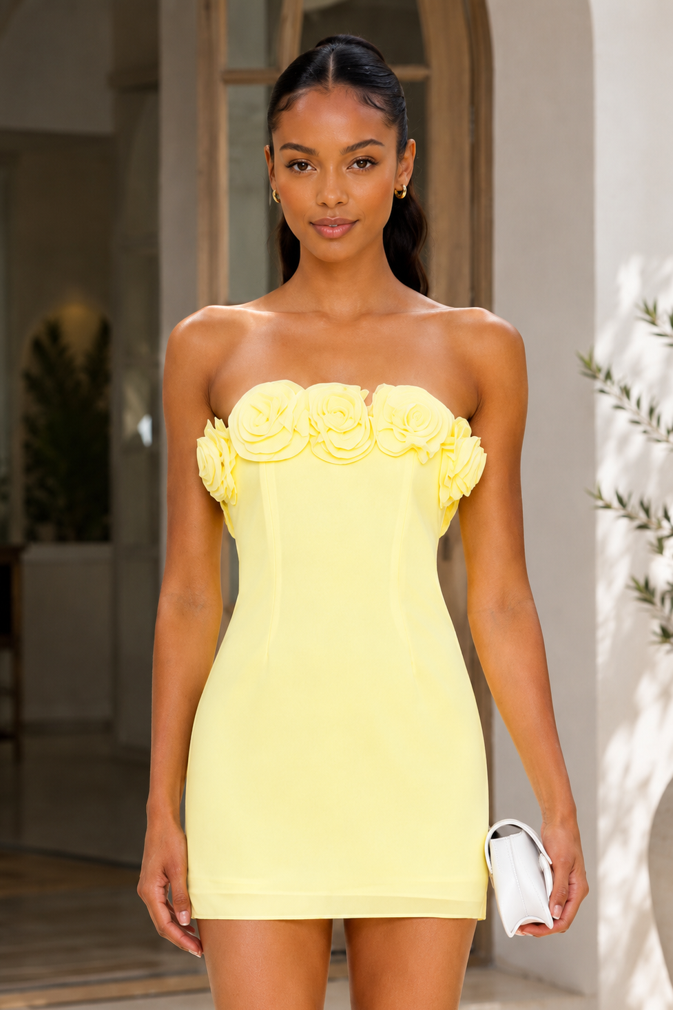 Minivestido ceñido sin tirantes con apliques florales 3D